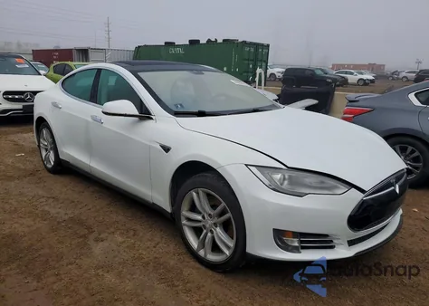 2013 Tesla Model S z USA, uszkodzony, nr VIN 5YJSA1CP6DFP07874